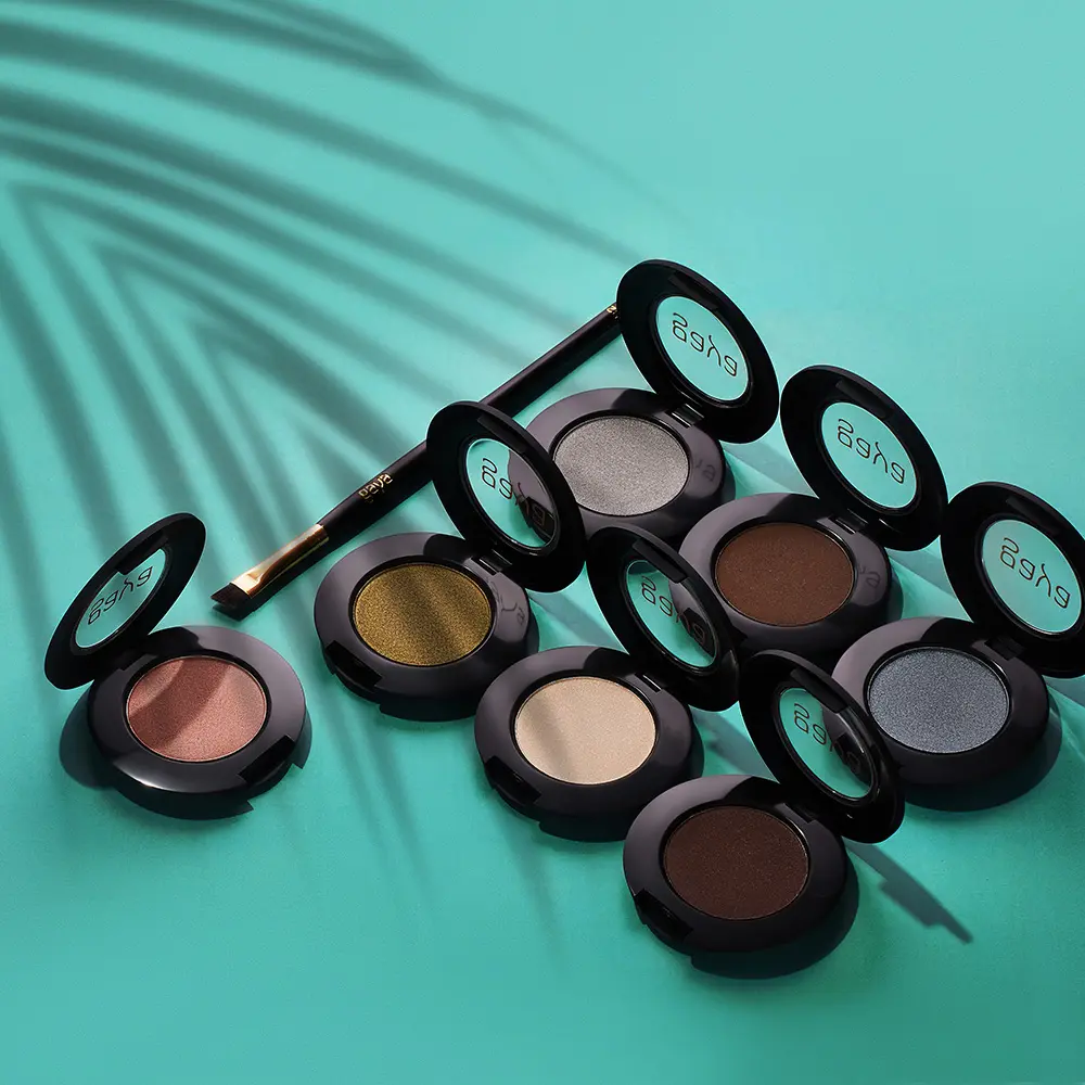 צלליות על רקע כחול