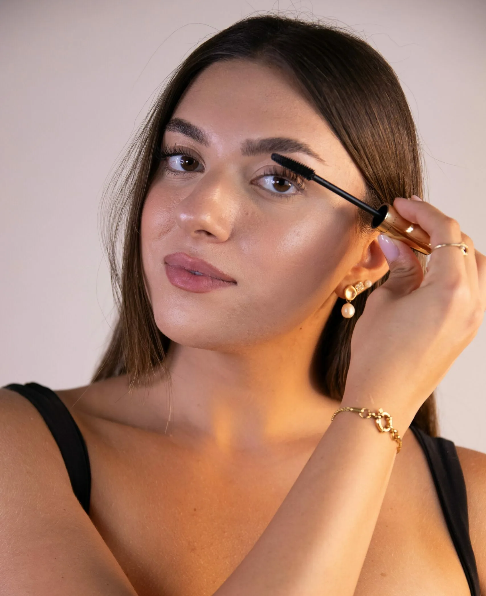 דוגמנית בשם ליז מורחת מסקרה טבעונית