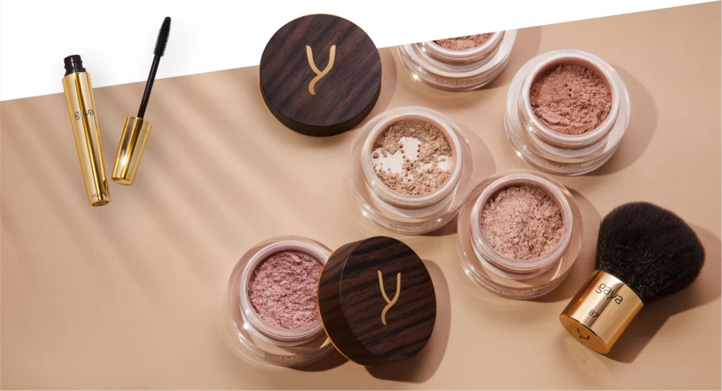 רקע איפור מירנלי עם מברשות