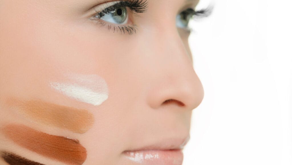 אישה עם כל מיני גווני מייקאפ