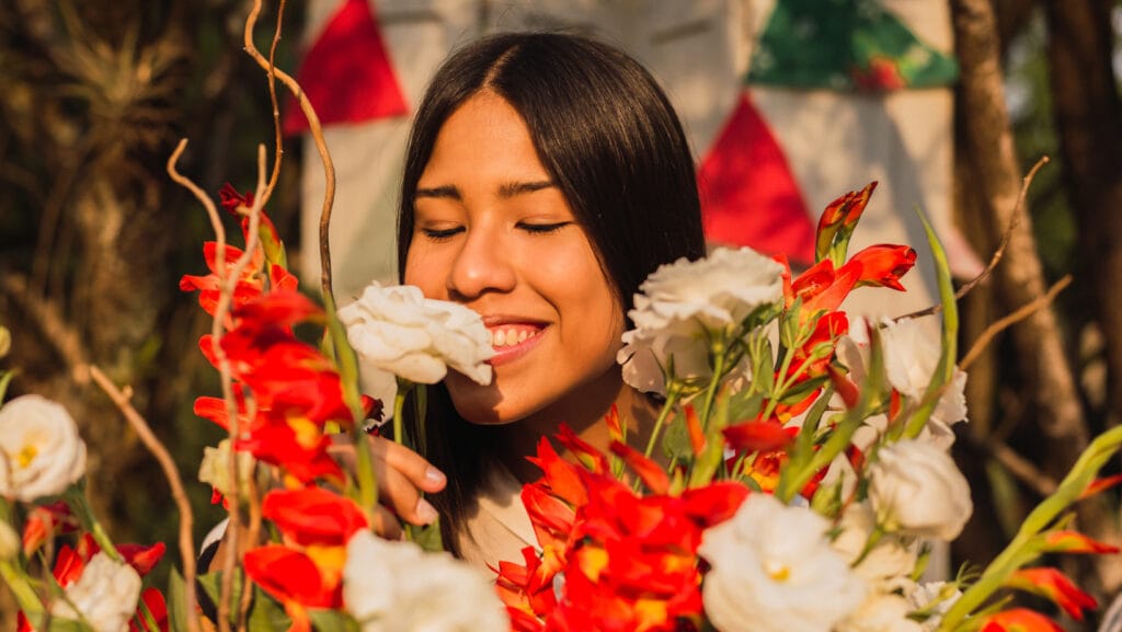אישה מריחה פרחים