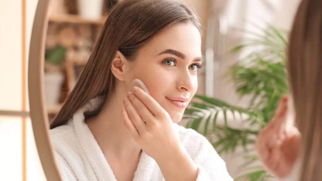 אישה שמה ברונזר עם מברשת