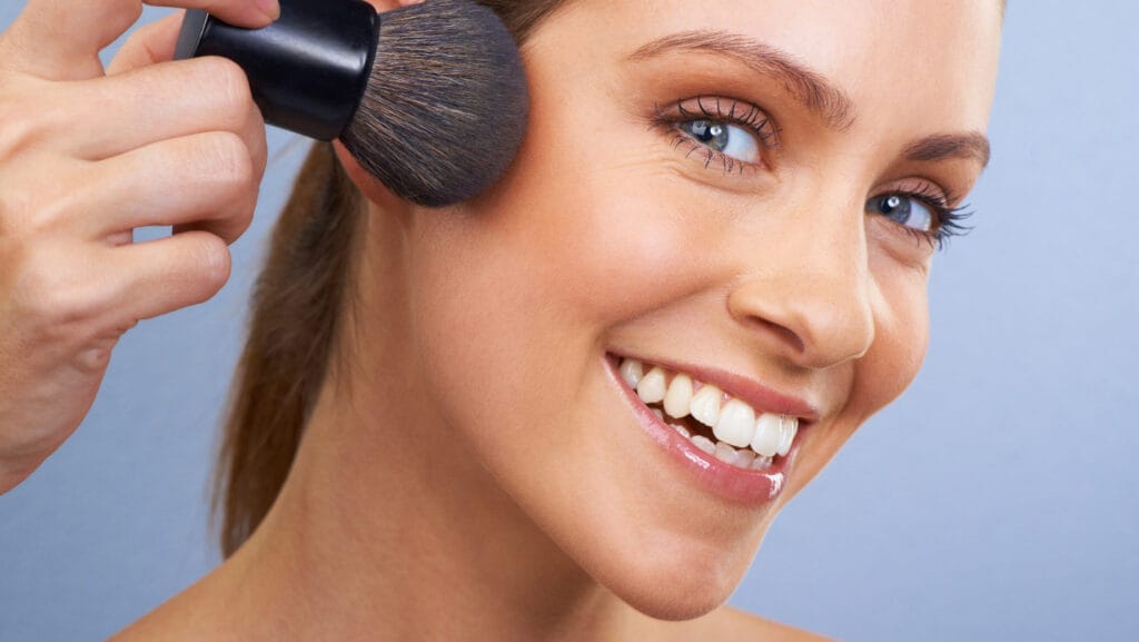 אישה שמה ברונזר עם מברשת