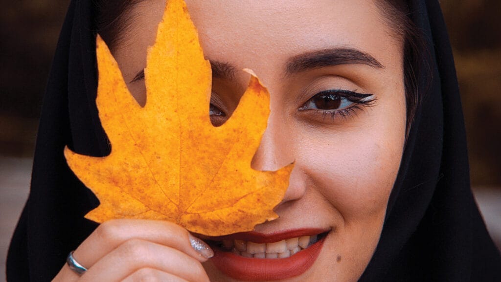 אישה מחזיקה עלה