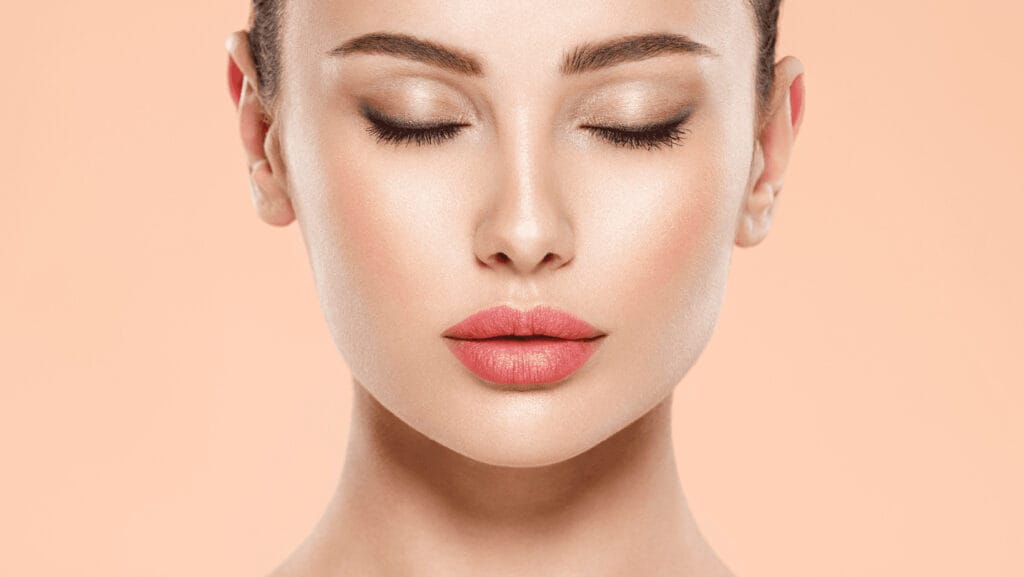 אישה עם עור פנים צעיר