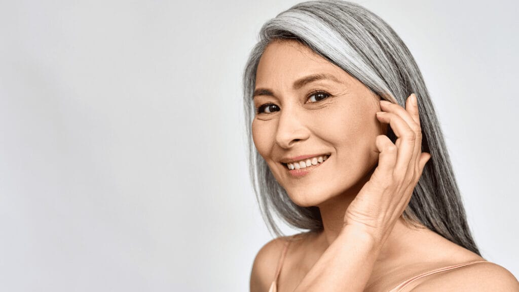 אישה בת 40 נוגעת בעור הפנים שלה