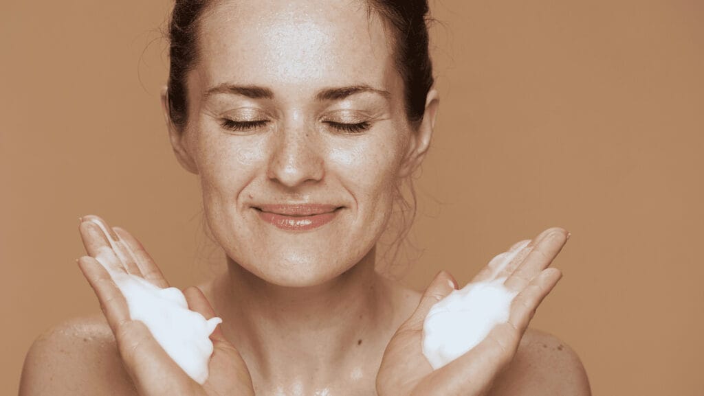 אישה שמה קרם לחות לגיל 40