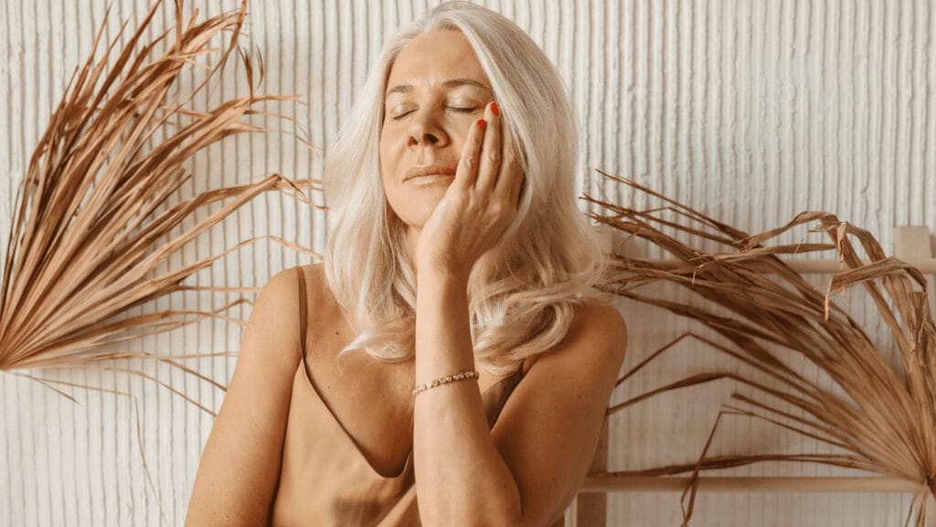 אישה עם עור פנים מעורב