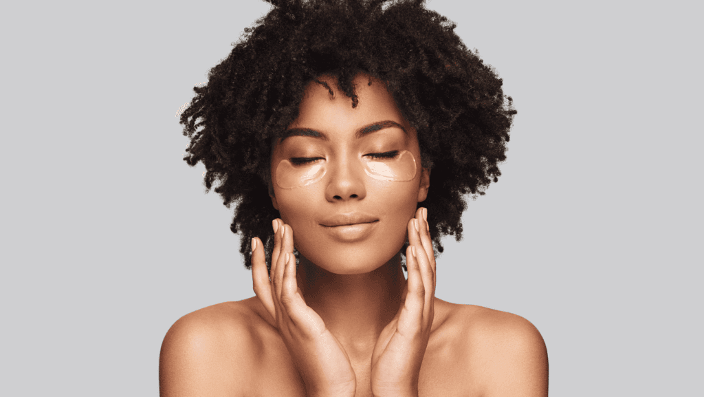 אישה עם עור מושלם שמה מסכה על העיניים