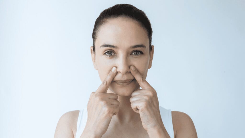 אישה עם יוגה לפנים