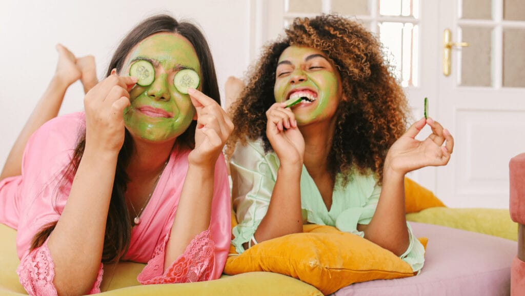 2 נשים עושות מסכות לעור פנים