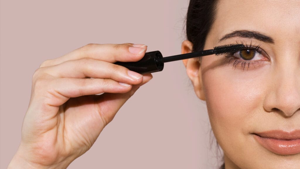 אישה שמה מסקרה נכון