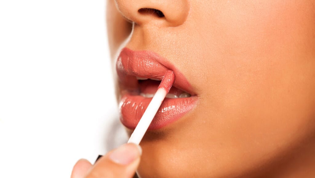 תקריב של שפתיים עם ליפסטיק