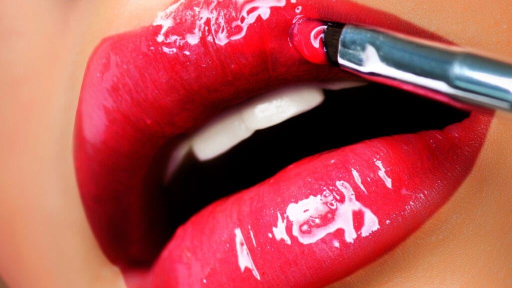 תקריב של שפתיים עם ליפסטיק