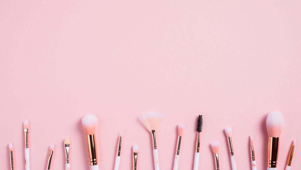 מברשות איפור על רקע ורוד