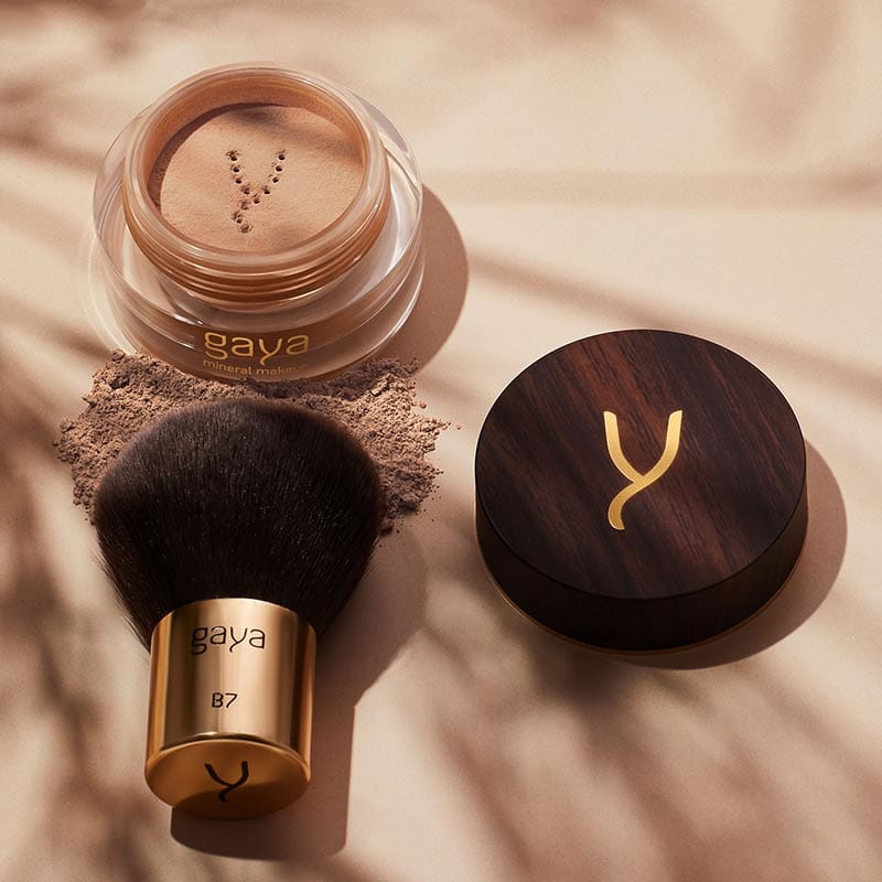 מייקאפ מינרלי עם מברשת קבוקי