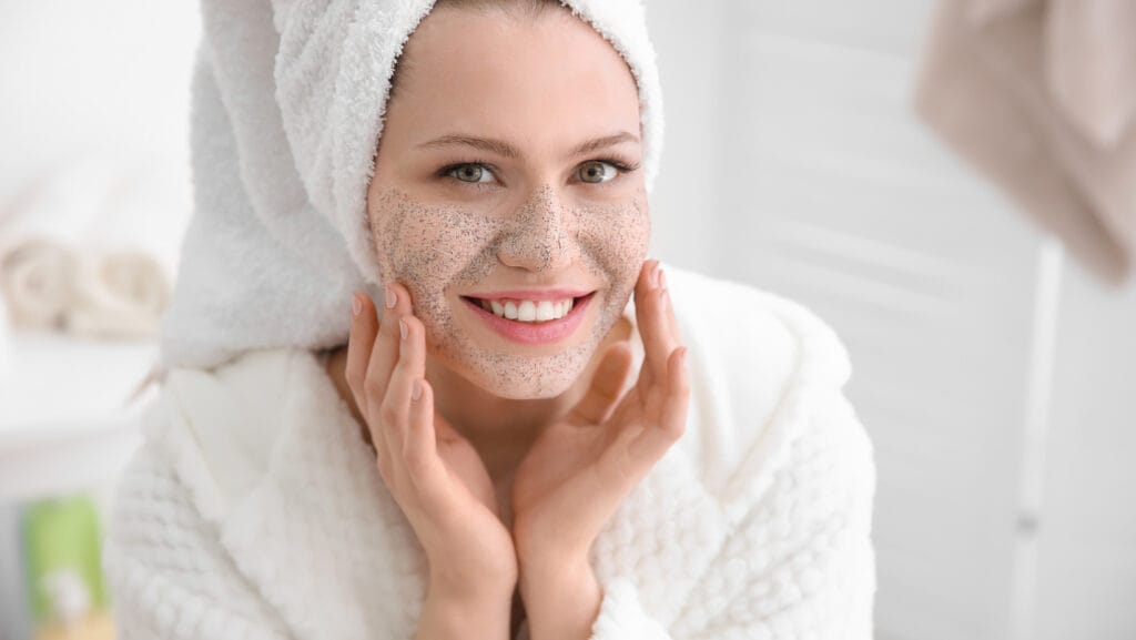 תמונה של אישה עם מגבת על הראש עושה פילינג