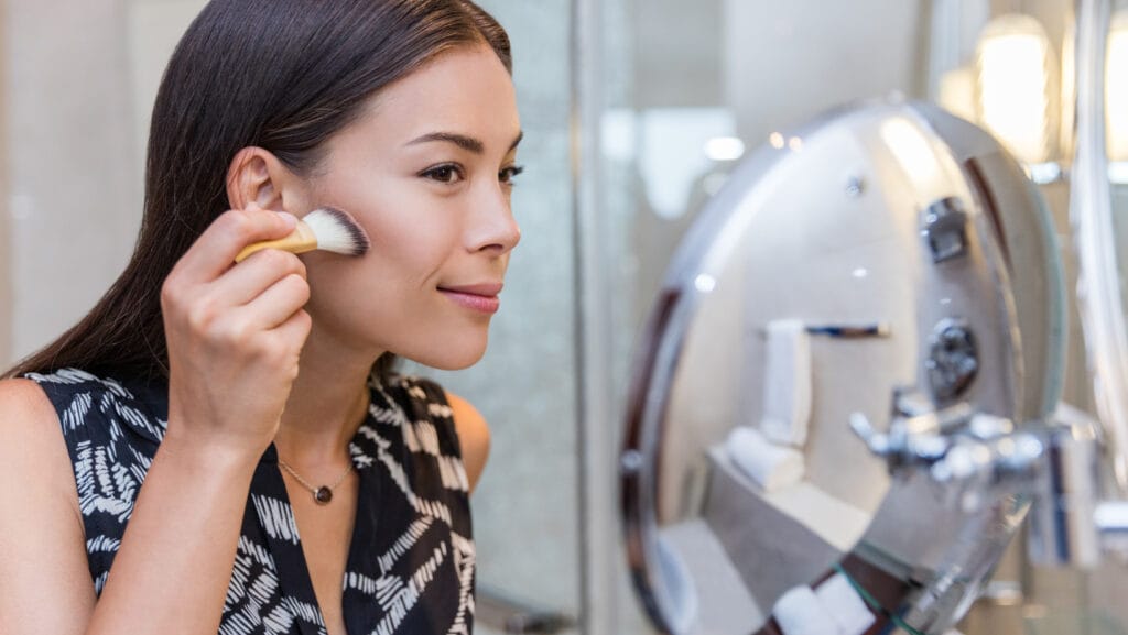 אישה משתמשת באבקת שימר