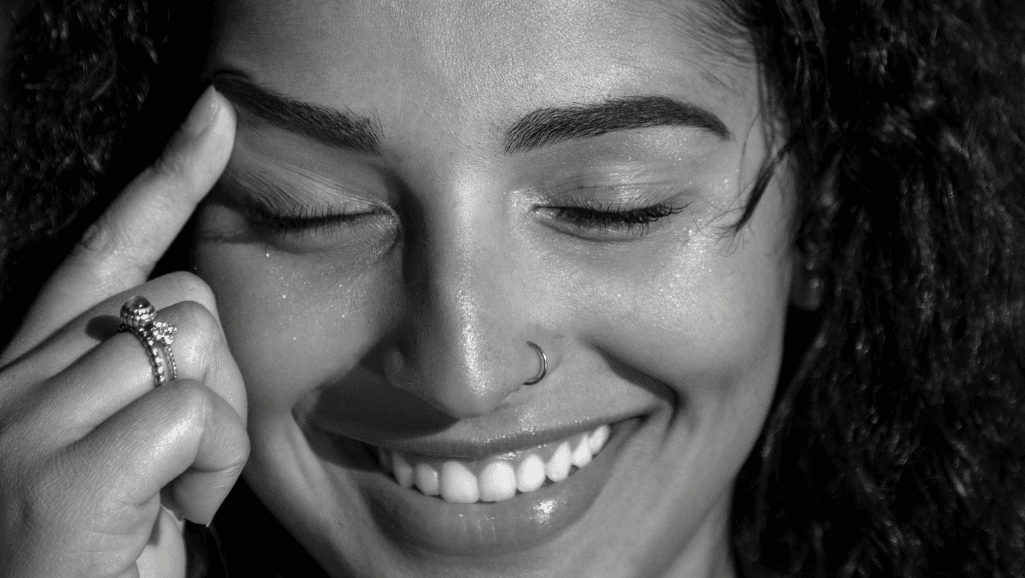 אישה מחויכת תמונה שחור לבן