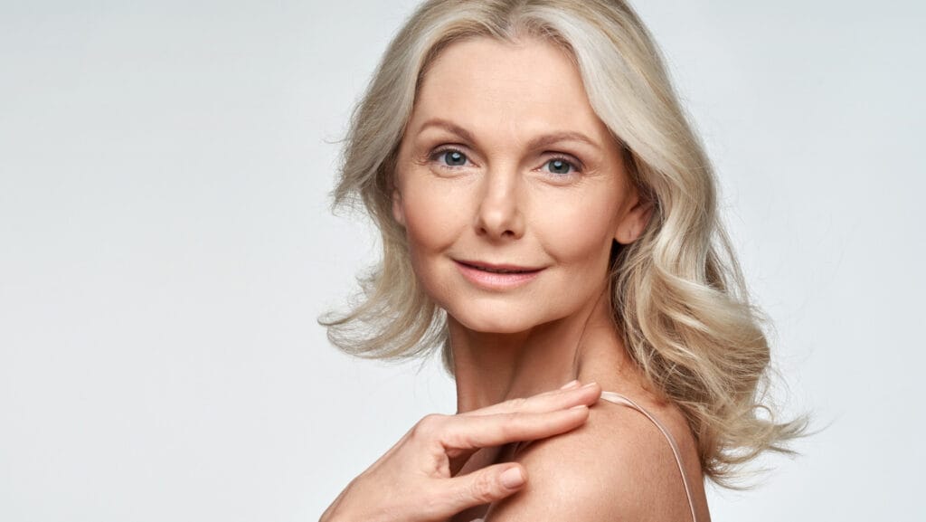 אישה בגיל 50 עם שגרת טיפוח לגיל 50