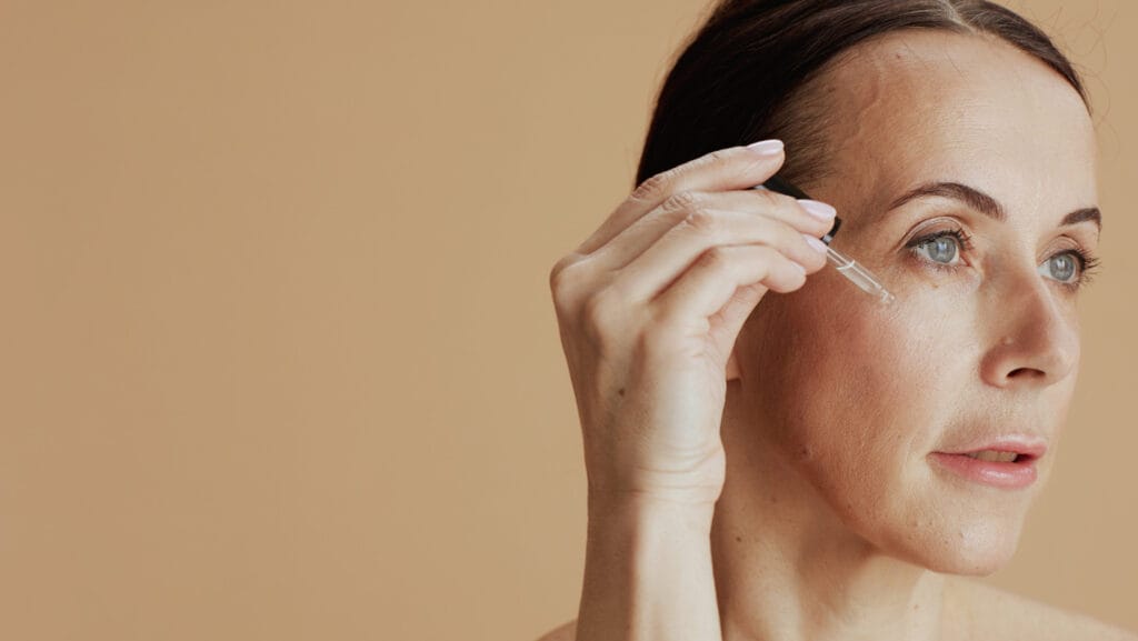 אישה בת 50 שמה סרום כשגרת טיפוח