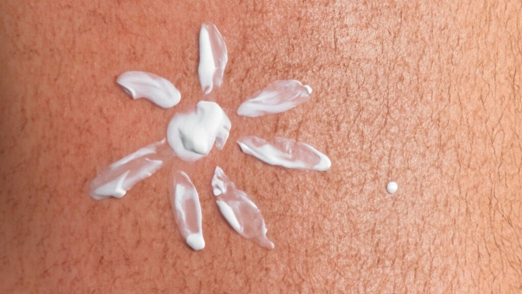 קרם הגנה מינרלי בצורת שמש על העור