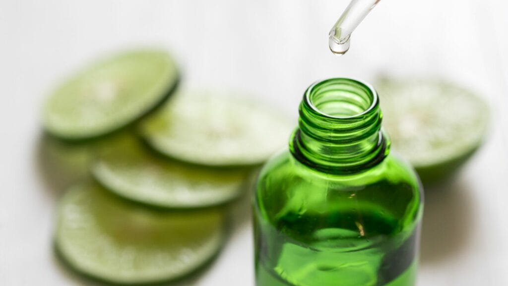 טיפות של תמצית ויטמין סי לפנים