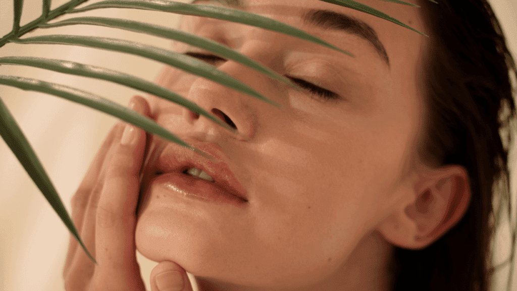 אישה עם פפיטידים לעור