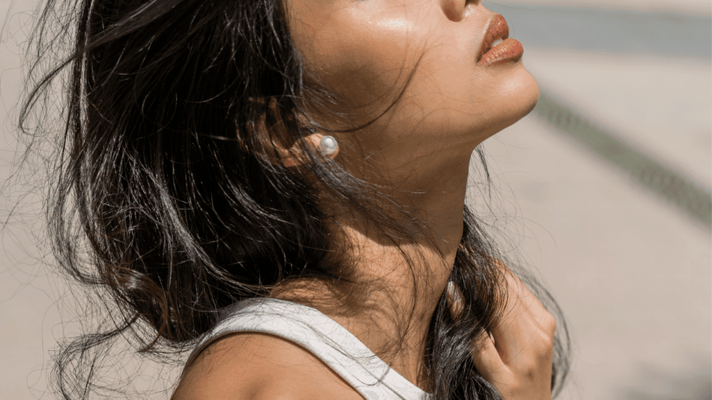 פרופיל של אישה עם שיער שחור