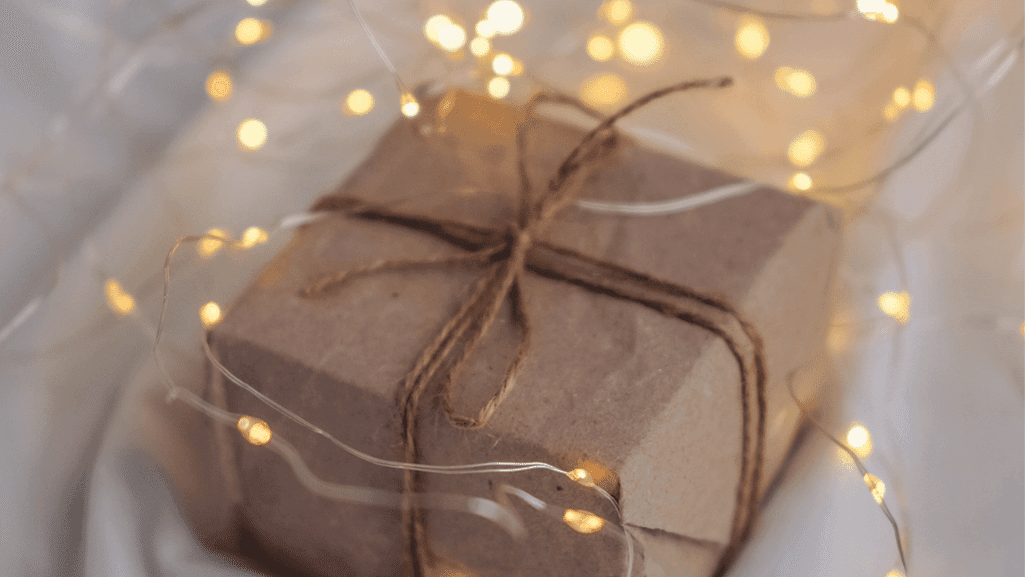 מתנה עם נורות קטנות