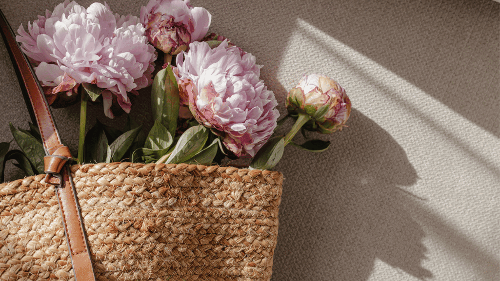 תיק סל עם פרחים ורודים