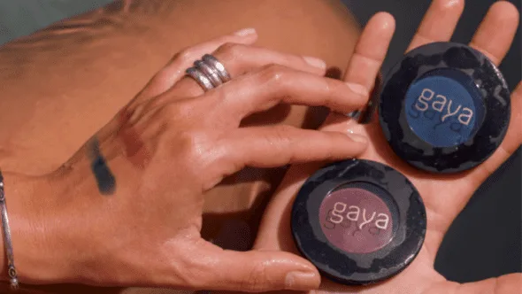 צלליות מונחות ביד