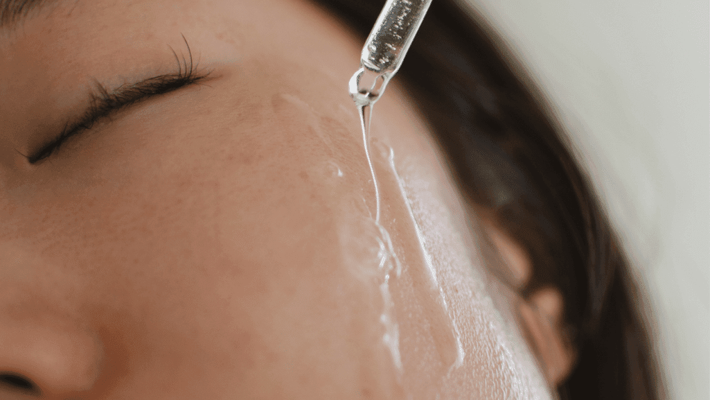 אישה שמה סרום על עור הפנים