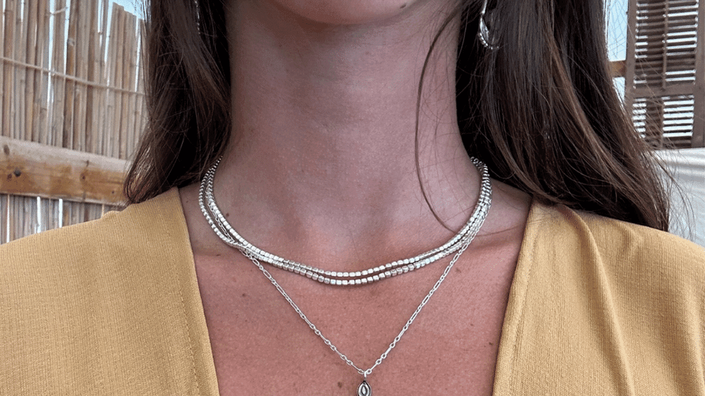 תקריב של צוואר של אישה