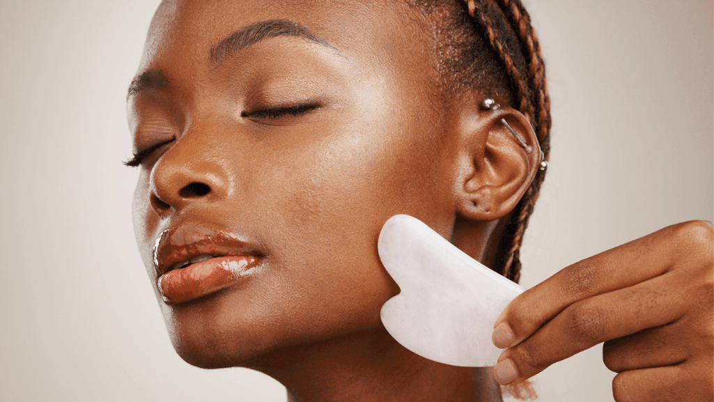 אישה משתמשת באבן גואה שא