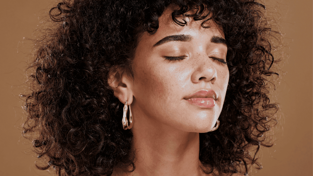 אישה מנומשת על רקע חום