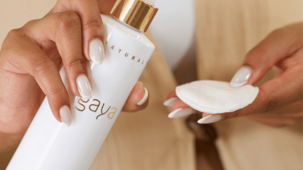 אישה משתמשת במוצרי הטיפוח של גאיה קוסמטיקס