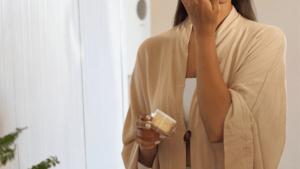 אישה שמה קרם לחות של גאיה קוסמטיקס