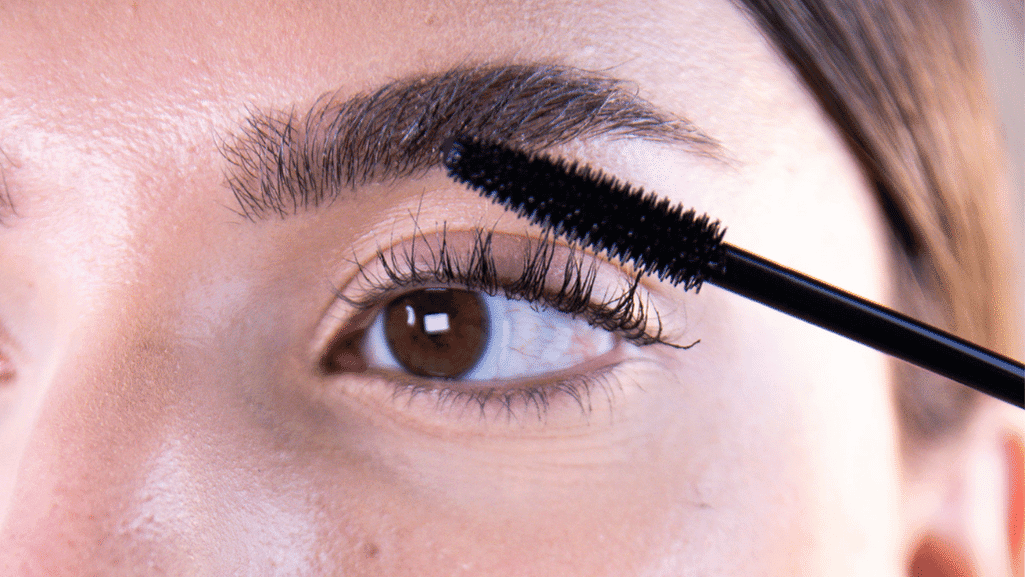 תקריב של עין עם מסקרה טבעונית