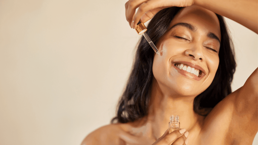 אישה שמה סרום על עור הפנים