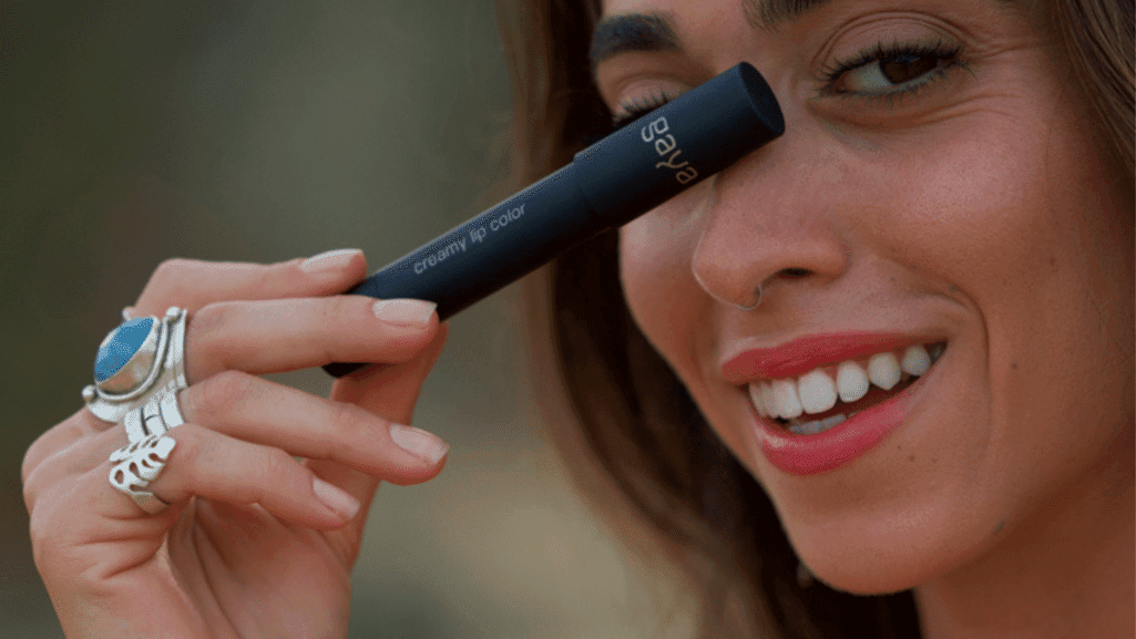 אישה מחויכת עם ליפסטיק של גאיה קוסמטיקס