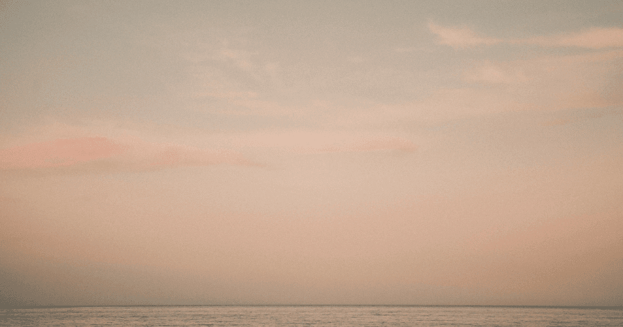 ים רגוע בשקיעה