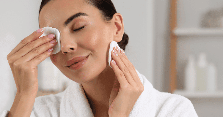 אישה מסירה איפור