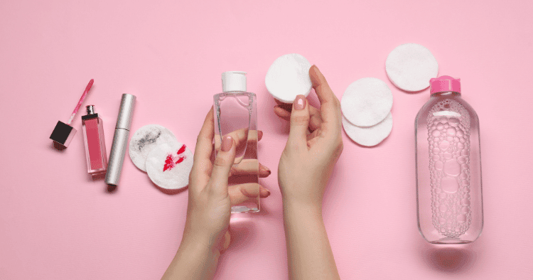 איך להסיר איפור מי פנים וצמר גפן על רקע ורוד