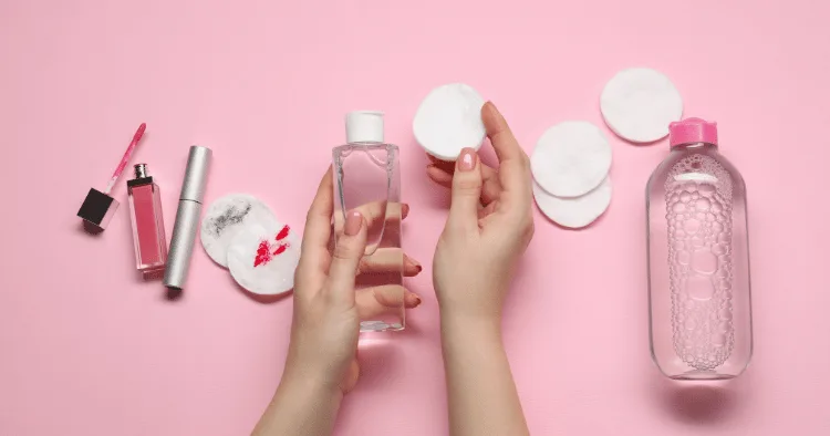 איך להסיר איפור מי פנים וצמר גפן על רקע ורוד