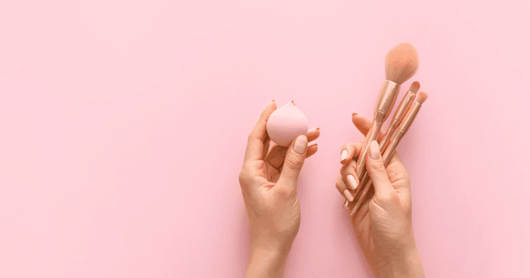 ספוגית איפור או מברשת