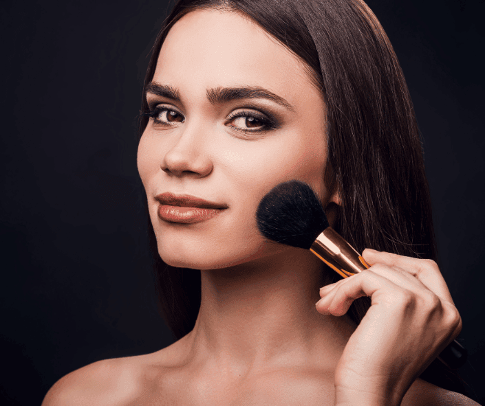 אישה מאפרת עצמות לחיים