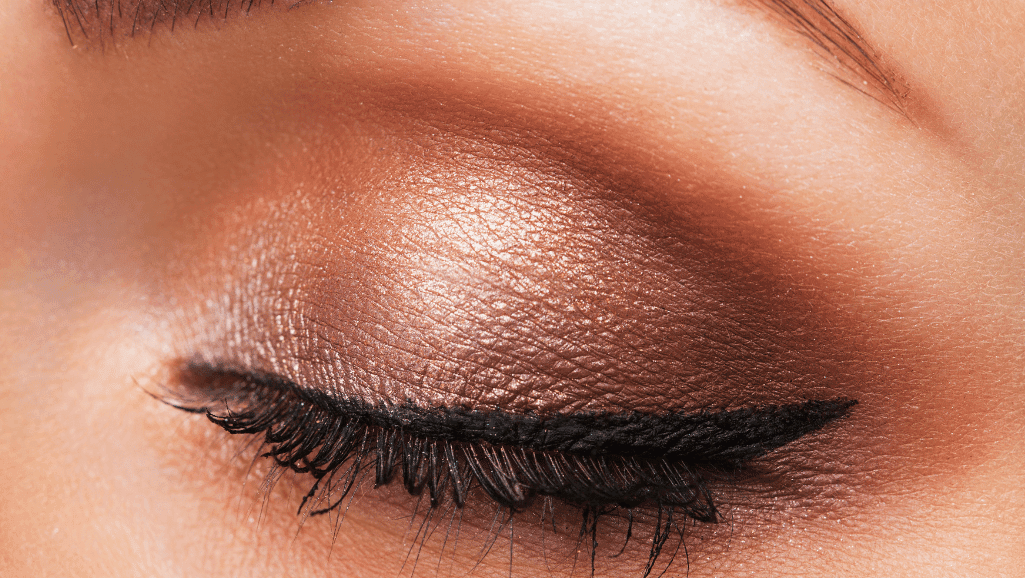 אישה עם איפור עיניים מחמיא לעיניים שלה תקריב