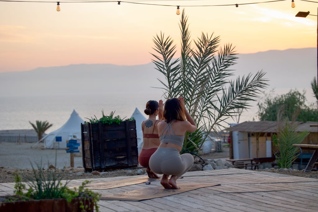 2 נשים עושות יוגה בזריחה