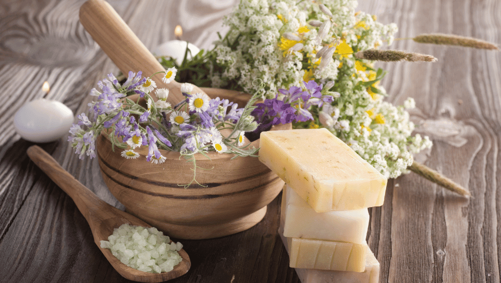 מוצרי טיפו טבעיים כמו סבון ופרחים מיובשים שעושים מהם קוסמטיקה